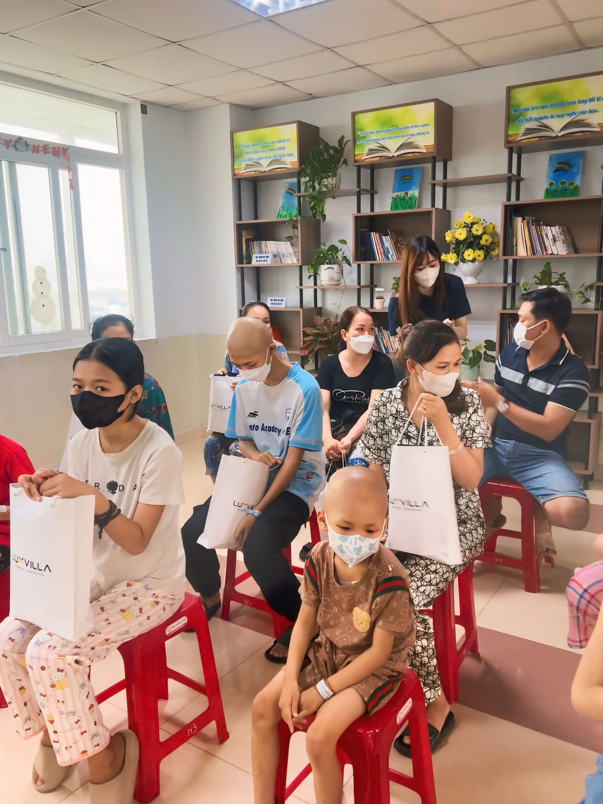 LUXVILLA - CHUNG TAY CHIA SẺ YÊU THƯƠNG CÙNG CÁC THIÊN THẦN NHỎ BỊ UNG THƯ z6702581202872 ca94ccafa881e48679cc33adce9ffd5b